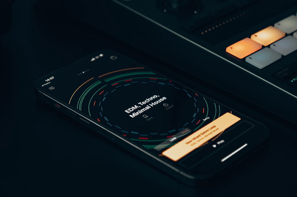 Smartphone met muziekinstellingen op witte achtergrond