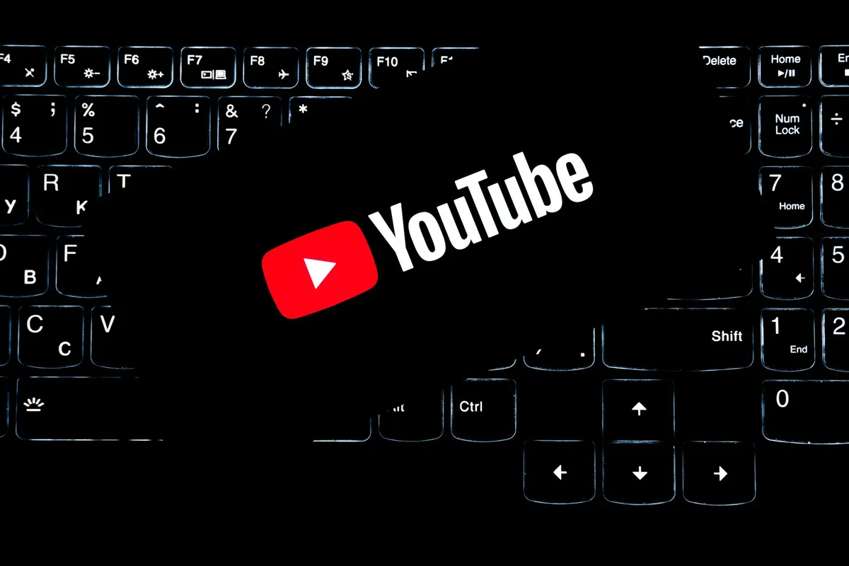 YouTube標誌顯示在背光鍵盤上，代表數位媒體與在線內容創作