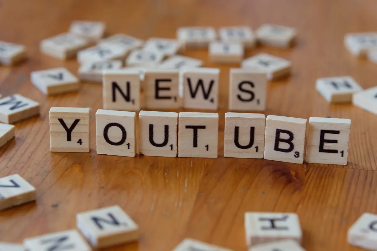 Scrabble棋子拼出單字於木製表面，專注於YouTube與新聞
