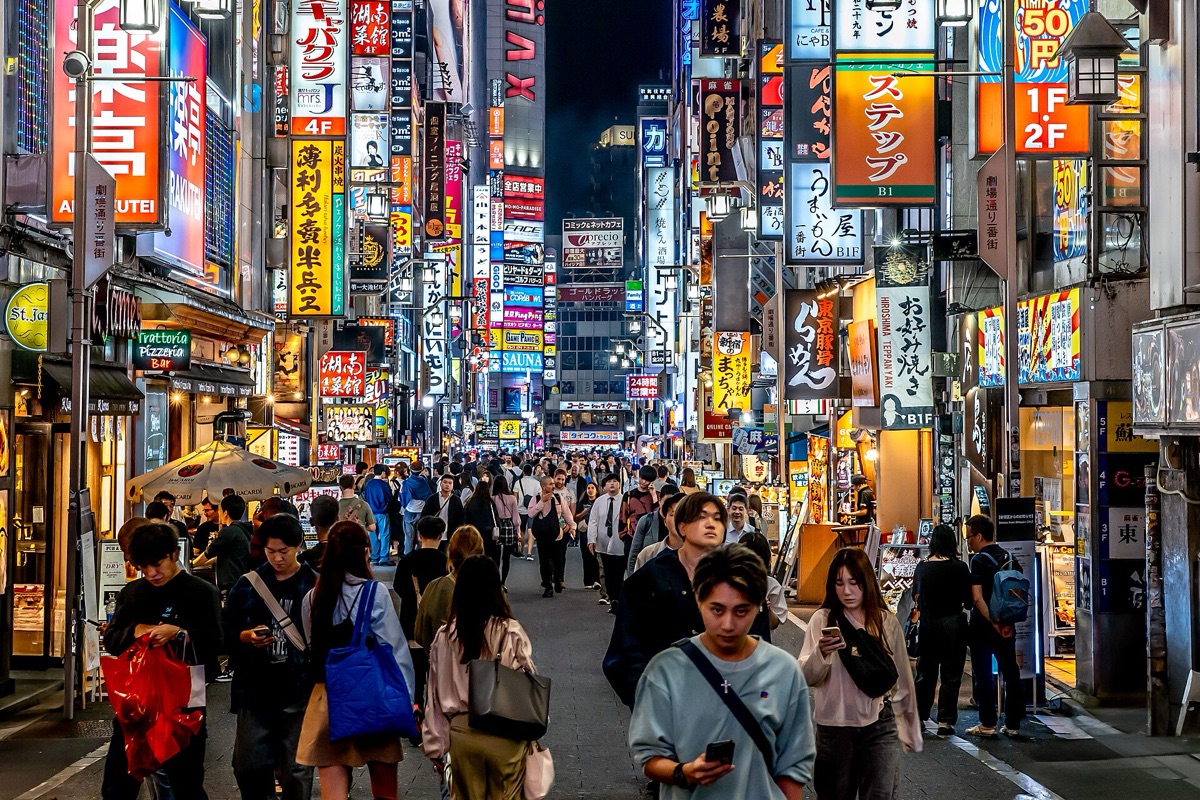 Japanische Stadtlandschaft bei Nacht