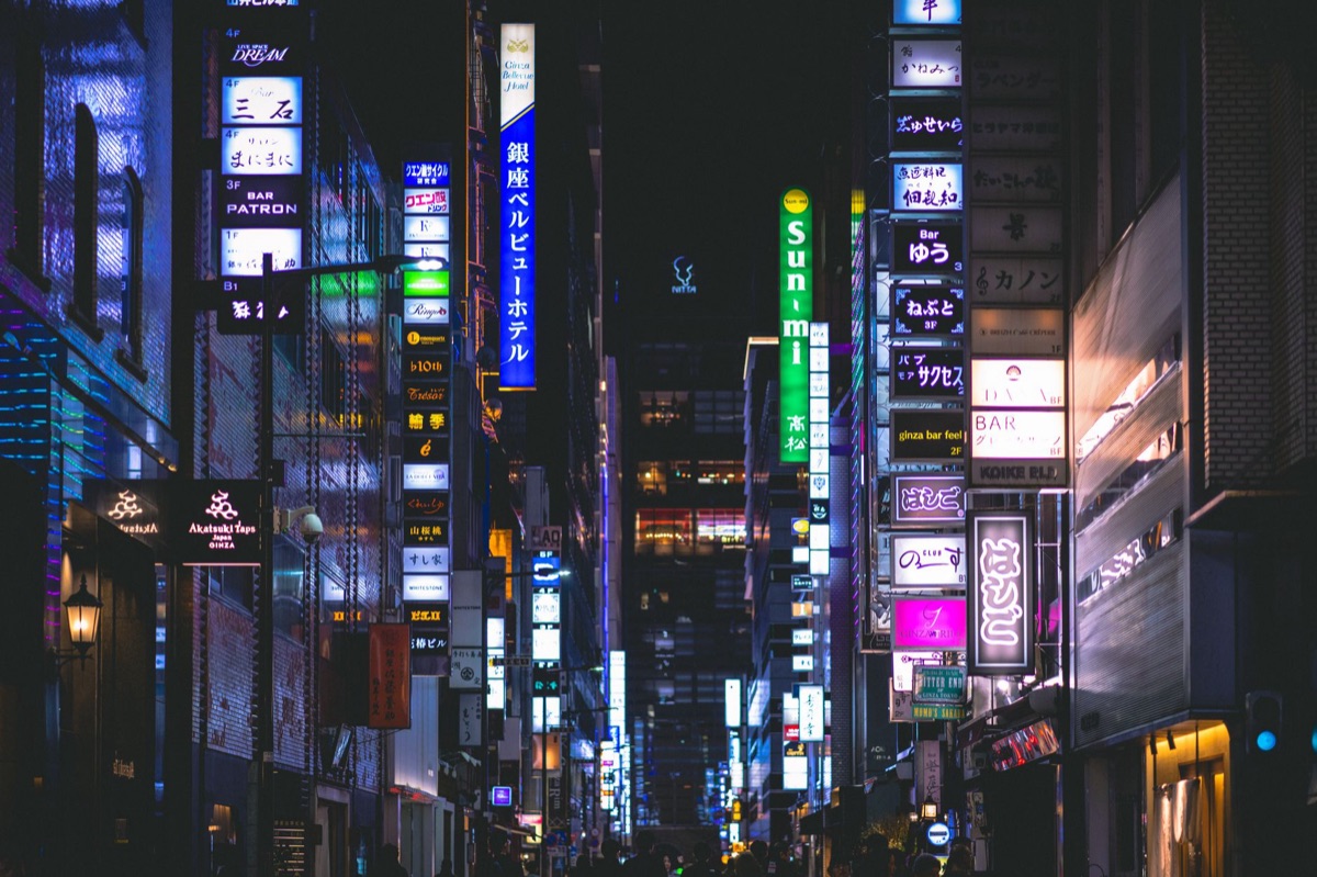 vista notturna di una città giapponese con luci al neon