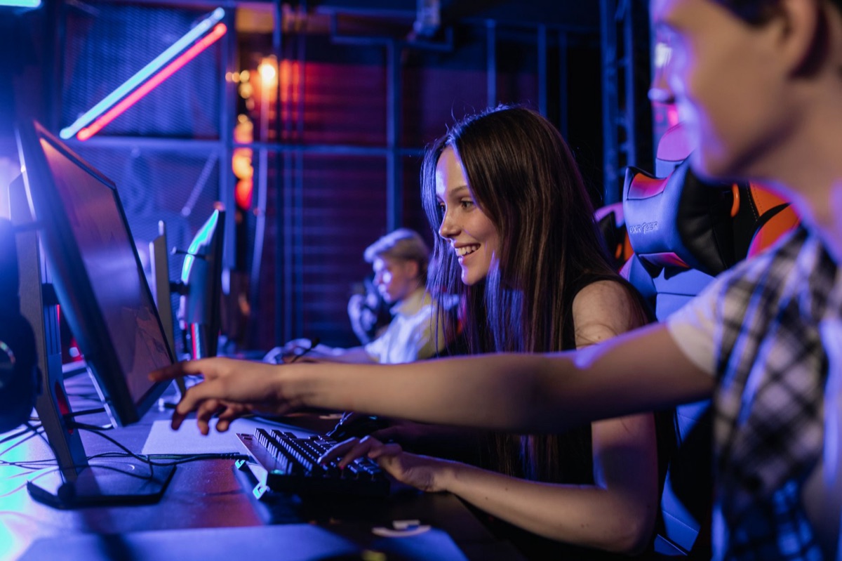 setup de computador gamer com luzes neon