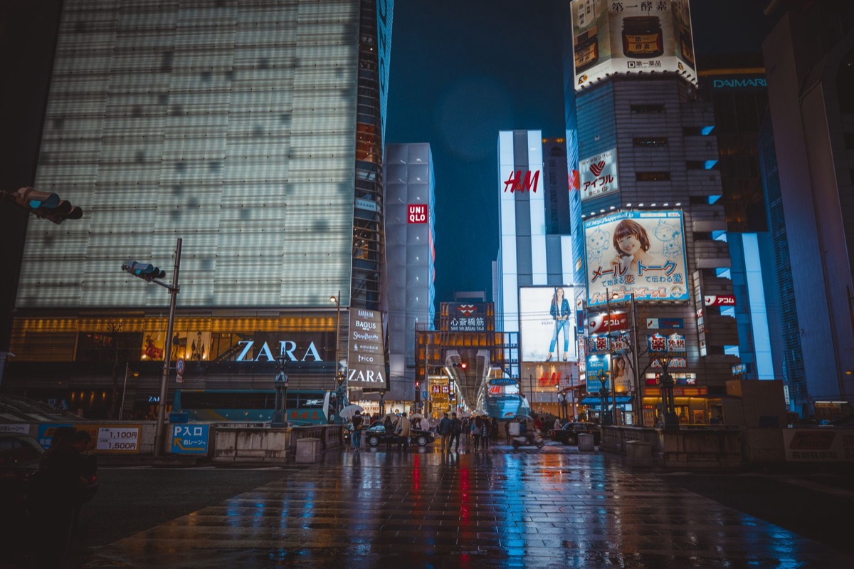Criador com marca pessoal forte e comunidade fiel no Japão.